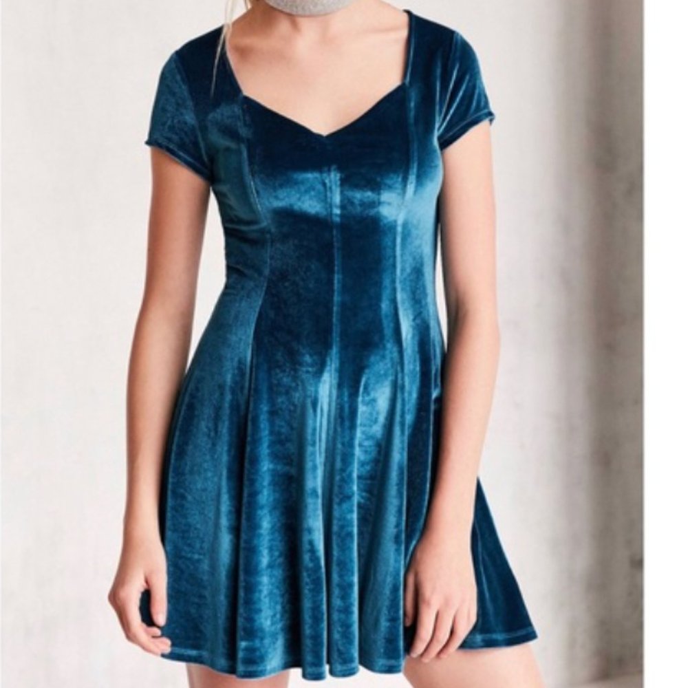 UO Kimchi Blue Dahlia Sweetheart Velvet Dress